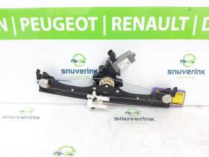 Używane Mechanizm szyby lewej przedniej wersja 2-drzwiowa Fiat 500C (312) 1.2 69 Cena € 54,44 Z VAT oferowane przez Snuverink Autodemontage