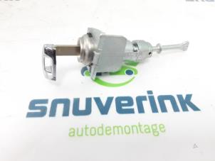 Begagnade Dörrlåscylinder, vänster Kia Stonic (YB) 1.0i T-GDi 12V Eco-Dynamics+ Pris € 30,00 Marginaltabell erbjuds av Snuverink Autodemontage