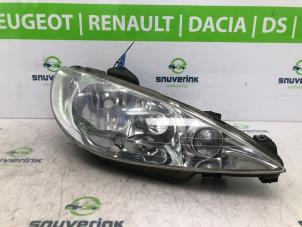 Begagnade Strålkastare, höger Peugeot 206 SW (2E/K) 1.4 Pris € 35,99 Marginaltabell erbjuds av Snuverink Autodemontage
