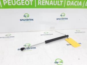 Begagnade Set med gasfjädrar, motorhuv Renault Clio IV (5R) 0.9 Energy TCE 90 12V Pris € 44,99 Marginaltabell erbjuds av Snuverink Autodemontage
