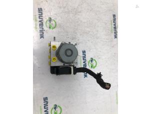 Używane Pompa ABS Peugeot 308 SW (L4/L9/LC/LJ/LR) 1.6 BlueHDi 120 Cena € 108,89 Z VAT oferowane przez Snuverink Autodemontage