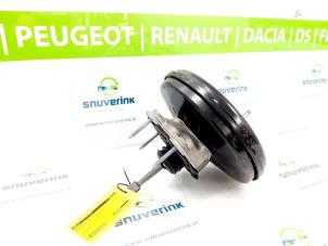 Begagnade Bromsservo Renault Captur (2R) 0.9 Energy TCE 12V Pris € 39,99 Marginaltabell erbjuds av Snuverink Autodemontage