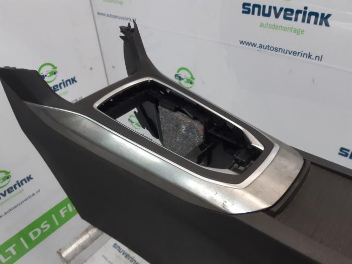 Mittkonsol från en Peugeot 308 (L3/L8/LB/LH/LP) 1.2 12V e-THP PureTech 110 2018