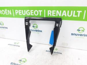 Gebruikte Dashboard deel Peugeot 2008 (UD/UK/UR/US/UX) 1.2 VTi 12V PureTech 100 Prijs € 35,09 Inclusief btw aangeboden door Snuverink Autodemontage