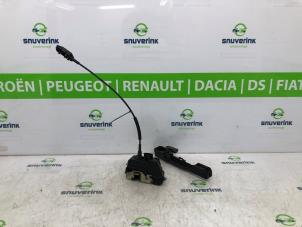 Begagnade Dörrmekanism, 4-dörrars, höger bak Renault Laguna II (BG) 1.8 16V Pris € 36,00 Marginaltabell erbjuds av Snuverink Autodemontage