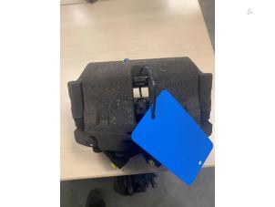 Begagnade Främre bromsok, vänster Peugeot J5 (280L) 2.5D Pris € 90,00 Marginaltabell erbjuds av Snuverink Autodemontage