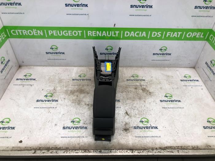 Mittkonsol från en Peugeot 308 (L3/L8/LB/LH/LP) 1.6 BlueHDi 120 2014