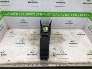 Begagnade Mittkonsol Peugeot 308 (L3/L8/LB/LH/LP) 1.6 BlueHDi 120 Pris € 90,00 Marginaltabell erbjuds av Snuverink Autodemontage