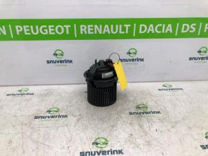 Begagnade Fläktmotor för uppvärmning och ventilation Renault Clio IV (5R) 0.9 Energy TCE 90 12V Pris € 29,99 Marginaltabell erbjuds av Snuverink Autodemontage
