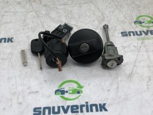 Używane Zestaw zamków Peugeot 2008 (CU) 1.2 12V e-THP PureTech 110 Cena € 40,00 Procedura marży oferowane przez Snuverink Autodemontage