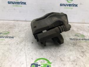 Begagnade Främre bromsok, höger Opel Corsa F (UB/UH/UP) 1.2 12V 75 Pris € 65,00 Marginaltabell erbjuds av Snuverink Autodemontage