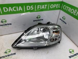 Begagnade Strålkastare, vänster Dacia Logan MCV (KS) 1.6 16V Pris € 126,00 Marginaltabell erbjuds av Snuverink Autodemontage
