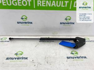 Używane Zestaw amortyzatorów gazowych tylnej klapy Peugeot 3008 II (M4/MC/MJ/MR) 1.2 12V e-THP PureTech 130 Cena € 60,00 Procedura marży oferowane przez Snuverink Autodemontage