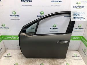 Begagnade Dörr, 4-dörrars, vänster fram Peugeot 208 I (CA/CC/CK/CL) 1.2 12V e-THP PureTech 110 Pris € 299,98 Marginaltabell erbjuds av Snuverink Autodemontage