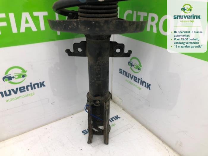 Stötdämparstång, vänster fram från en Renault Scénic III (JZ) 1.5 dCi 110 2013