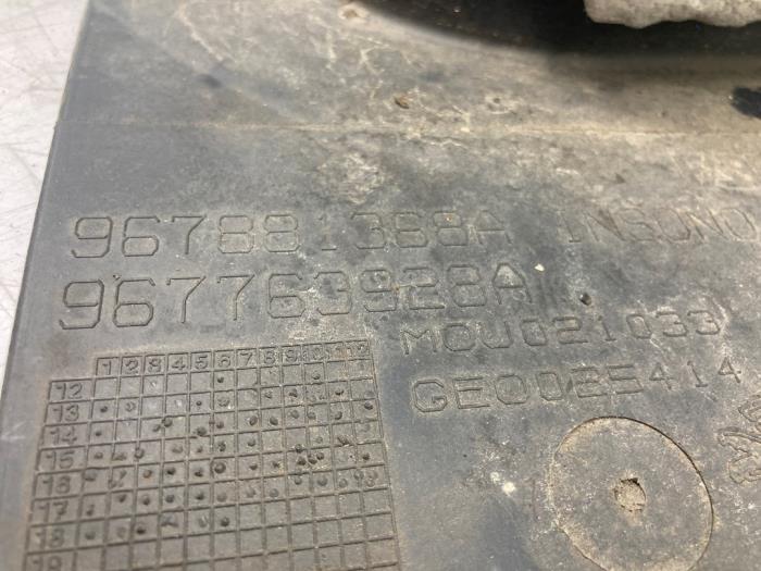 Isolering, hjulhus från en Peugeot 2008 (CU) 1.2 12V e-THP PureTech 130 2018