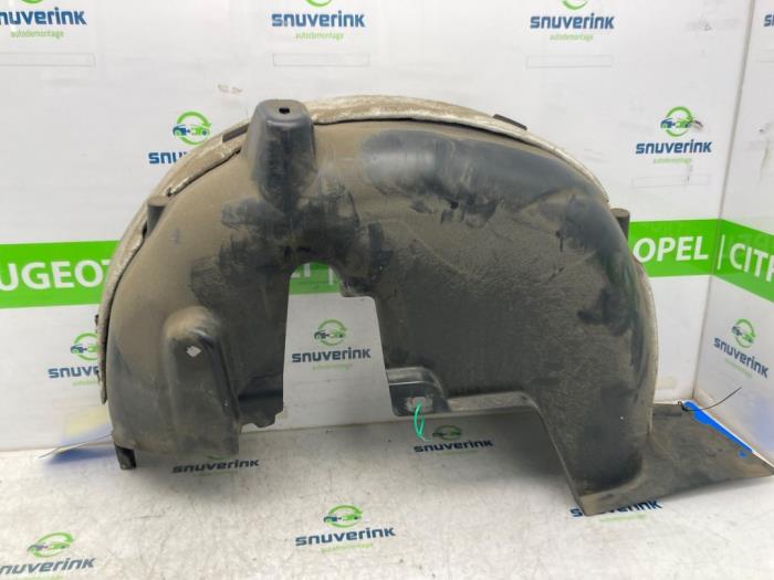 Isolering, hjulhus från en Peugeot 2008 (CU) 1.2 12V e-THP PureTech 130 2018