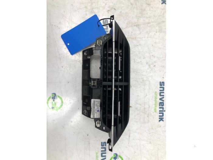 Luchtrooster Dashboard van een Peugeot 208 II (UB/UH/UP) 1.2 Vti 12V PureTech 100 2020