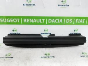 Begagnade List, bagageutrymme Peugeot 3008 II (M4/MC/MJ/MR) 1.6 16V HYbrid 225 Pris € 61,75 Marginaltabell erbjuds av Snuverink Autodemontage