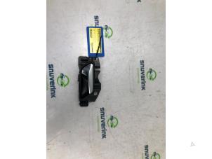 Używane Uchwyt drzwi prawych przednich wersja 4-drzwiowa Peugeot 208 II (UB/UH/UP) 1.2 Vti 12V PureTech 100 Cena € 24,20 Z VAT oferowane przez Snuverink Autodemontage