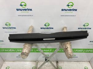 Begagnade List, bagageutrymme Peugeot 3008 II (M4/MC/MJ/MR) 1.2 12V e-THP PureTech 130 Pris € 61,75 Marginaltabell erbjuds av Snuverink Autodemontage