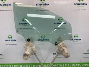 Gebruikte Portierruit 4Deurs rechts-voor Peugeot 3008 II (M4/MC/MJ/MR) 1.2 12V e-THP PureTech 130 Prijs € 69,98 Margeregeling aangeboden door Snuverink Autodemontage