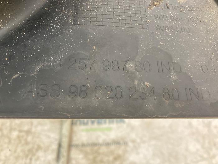 Isolering, hjulhus från en Peugeot 2008 (UD/UK/UR/US/UX) 1.2 VTi 12V PureTech 130 2021