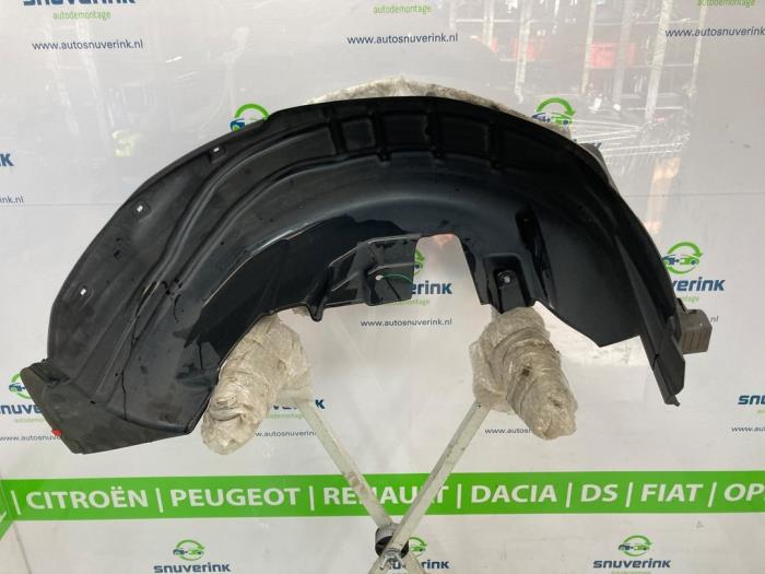 Isolering, hjulhus från en Peugeot 2008 (UD/UK/UR/US/UX) 1.2 VTi 12V PureTech 130 2021