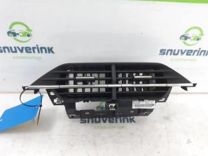 Gebruikte Luchtrooster Dashboard Peugeot 2008 (UD/UK/UR/US/UX) 1.2 VTi 12V PureTech 130 Prijs € 45,00 Margeregeling aangeboden door Snuverink Autodemontage