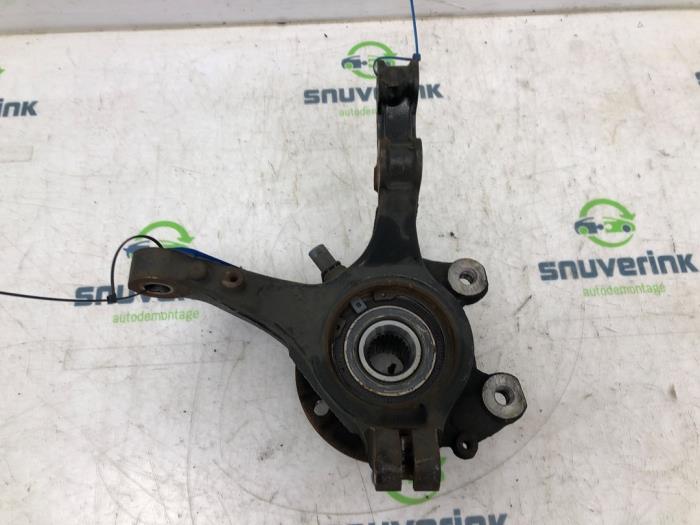 Spindel, vänster fram från en Peugeot 2008 (UD/UK/UR/US/UX) 1.2 VTi 12V PureTech 130 2022