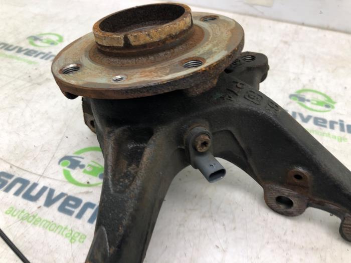 Spindel, vänster fram från en Peugeot 2008 (UD/UK/UR/US/UX) 1.2 VTi 12V PureTech 130 2022