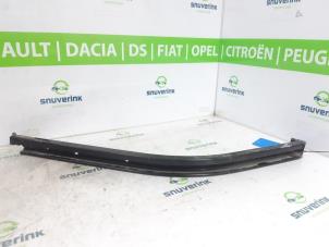 Begagnade Skena, skjutdörr, höger Peugeot Partner (EF/EU) 1.5 BlueHDi 75 Pris € 36,28 Inklusive moms erbjuds av Snuverink Autodemontage