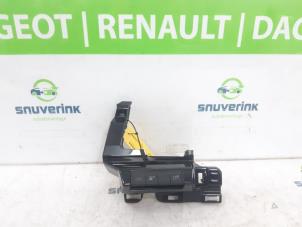 Begagnade Farthållarknapp Renault Austral 1.2 E-Tech Full Hybrid 200 Pris € 157,91 Inklusive moms erbjuds av Snuverink Autodemontage