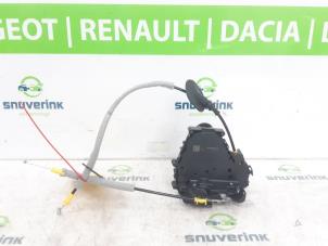 Używane Mechanizm blokady drzwi prawych przednich wersja 4-drzwiowa Renault Austral 1.2 E-Tech Full Hybrid 200 Cena € 136,13 Z VAT oferowane przez Snuverink Autodemontage