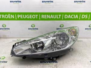 Begagnade Strålkastare, vänster Peugeot 308 Pris € 500,00 Marginaltabell erbjuds av Snuverink Autodemontage