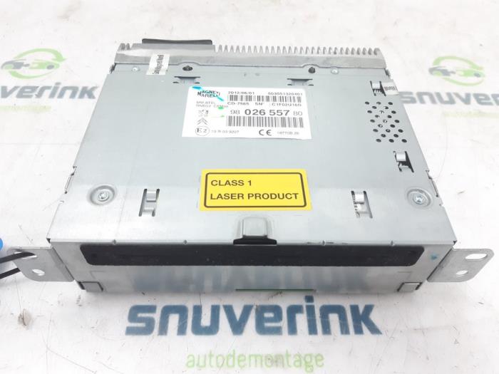 Radio från en Peugeot 508 (8D) 2.0 Hybrid4 16V 2012