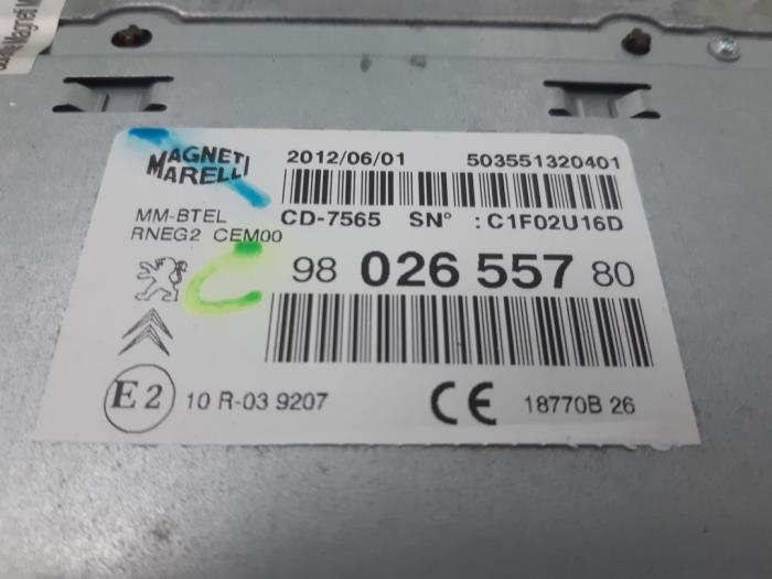 Radio från en Peugeot 508 (8D) 2.0 Hybrid4 16V 2012