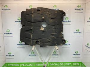 Gebruikte Beschermplaat bodem Renault Kangoo Express (RFK) E-Tech 44 kWh Prijs € 108,90 Inclusief btw aangeboden door Snuverink Autodemontage