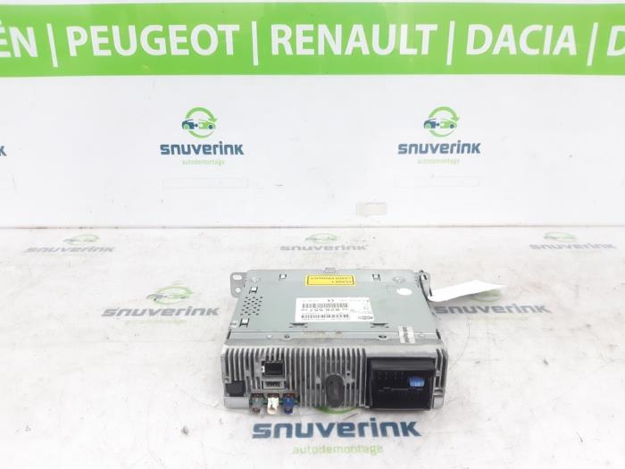 Radio från en Peugeot 508 (8D) 2.0 Hybrid4 16V 2012