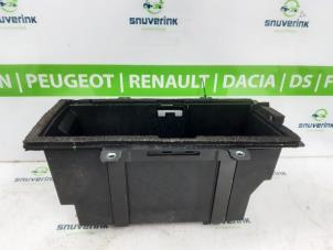 Begagnade Batterilåda Fiat Ducato (250) 2.2 D 120 Multijet 3 Pris € 121,00 Inklusive moms erbjuds av Snuverink Autodemontage