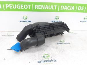 Gebruikte Luchtfilterhuis Peugeot 5008 II (M4/MC/MJ/MR) 1.6 THP 165 Prijs € 45,00 Margeregeling aangeboden door Snuverink Autodemontage