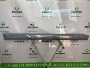 Gebruikte Afdeklijst dorpel links Renault Twingo II (CN) 1.6 16V RS Prijs € 85,00 Margeregeling aangeboden door Snuverink Autodemontage