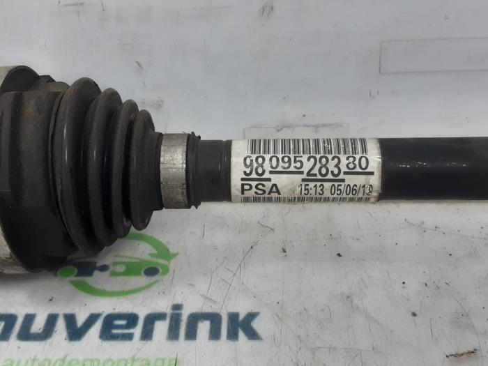 Drivaxel, höger fram från en Peugeot 3008 II (M4/MC/MJ/MR) 1.2 12V e-THP PureTech 130 2018