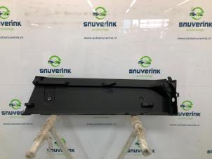 Begagnade List, bagageutrymme Renault Symbioz (RJB) 1.6 E-Tech Full Hybrid 145 Pris € 90,75 Inklusive moms erbjuds av Snuverink Autodemontage