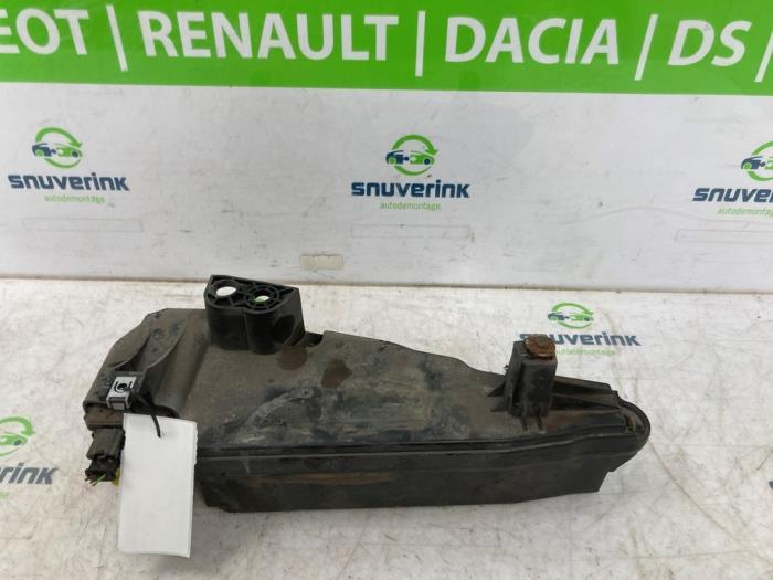 AdBlue-tank från en Peugeot 208 I (CA/CC/CK/CL) 1.6 e-HDi FAP 2014