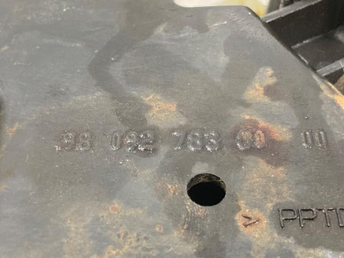 AdBlue-tank från en Peugeot 208 I (CA/CC/CK/CL) 1.6 e-HDi FAP 2014