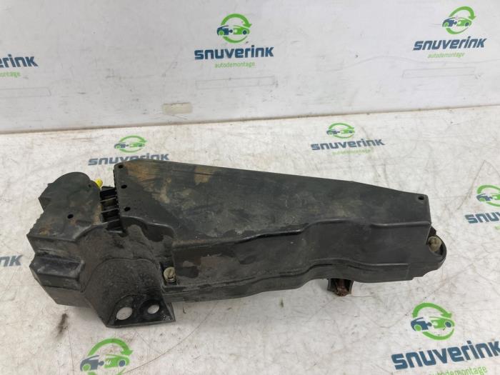 AdBlue-tank från en Peugeot 208 I (CA/CC/CK/CL) 1.6 e-HDi FAP 2014