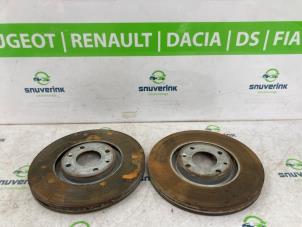 Używane Tarcza hamulcowa przód Peugeot 2008 (UD/UK/UR/US/UX) e-2008 54 kWh Cena € 90,75 Z VAT oferowane przez Snuverink Autodemontage