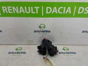 Begagnade Låsmekanism, bakdörr, minibuss/van Renault Trafic (1FL/2FL/3FL/4FL) 2.0 dCi 16V 130 Pris € 84,70 Inklusive moms erbjuds av Snuverink Autodemontage