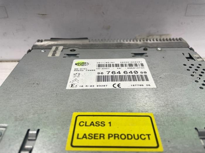 Radio från en Peugeot 508 SW (8E/8U) 1.6 THP 16V 2011